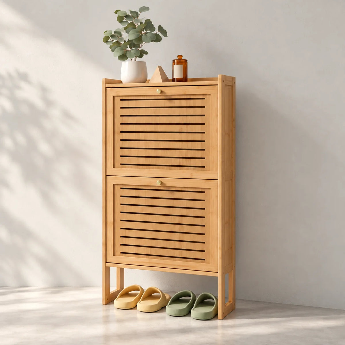 Vue de trois quarts du meuble à chaussures compact en bambou montrant sa faible profondeur