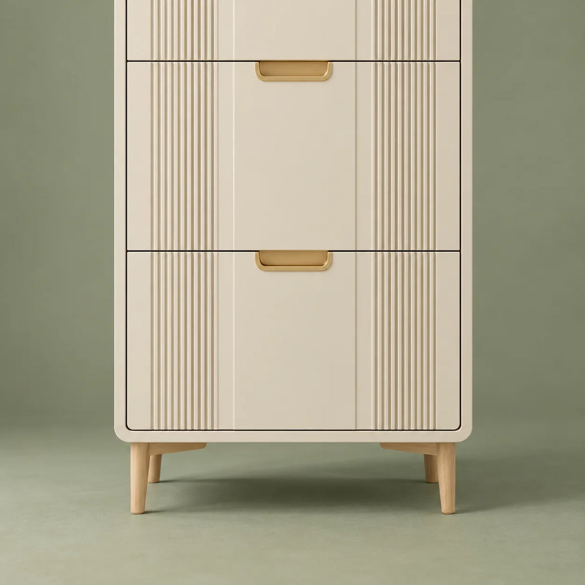 Détail des deux façades inférieures et des pieds en bois clair du meuble beige