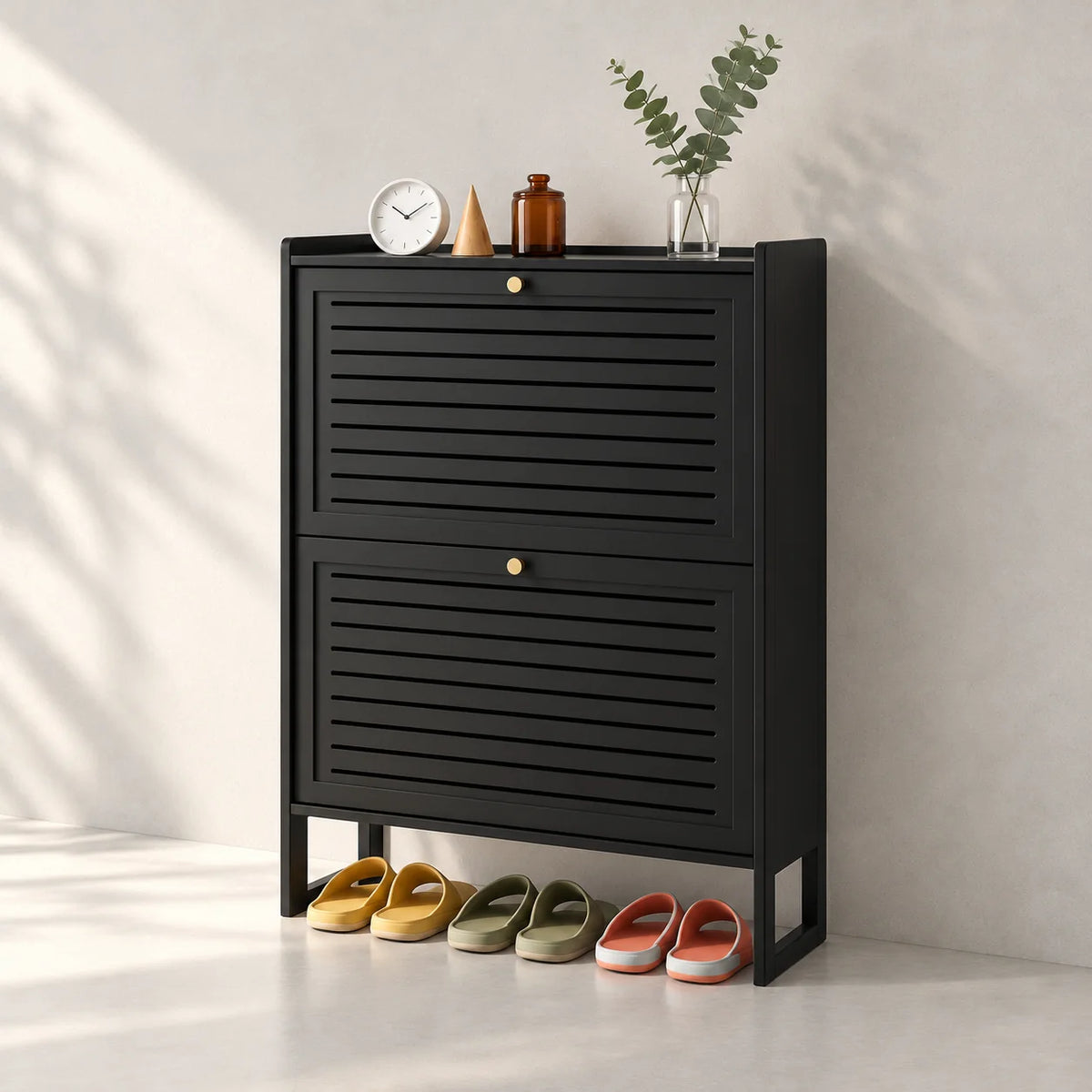Vue de trois quarts du meuble à chaussures noir montrant sa profondeur fine