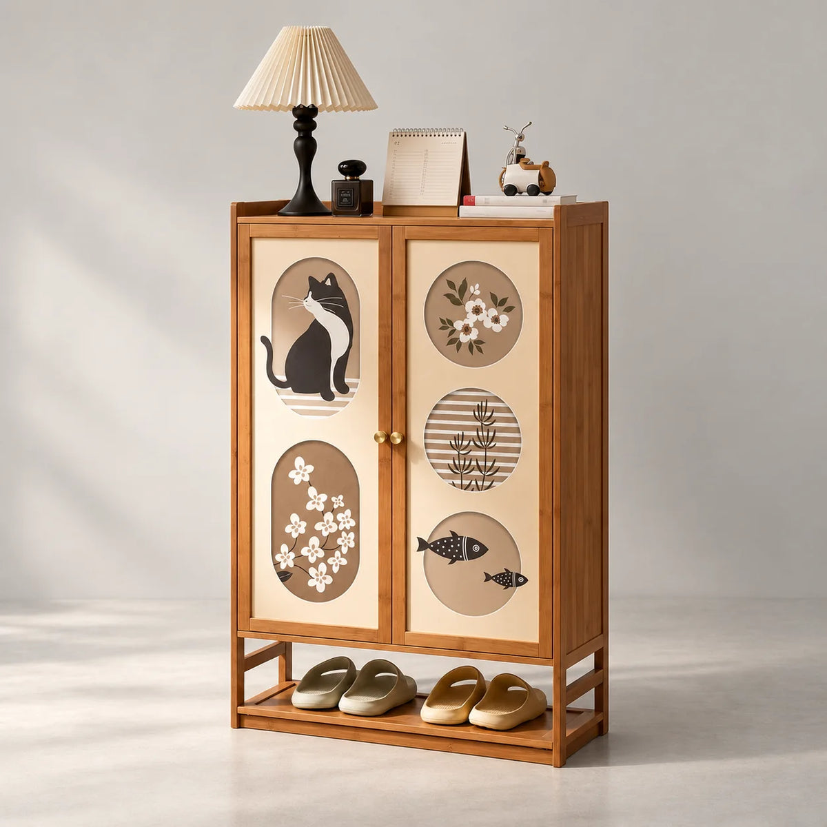Vue de trois quarts du meuble à chaussures en bambou avec portes décoratives et étagère ouverte