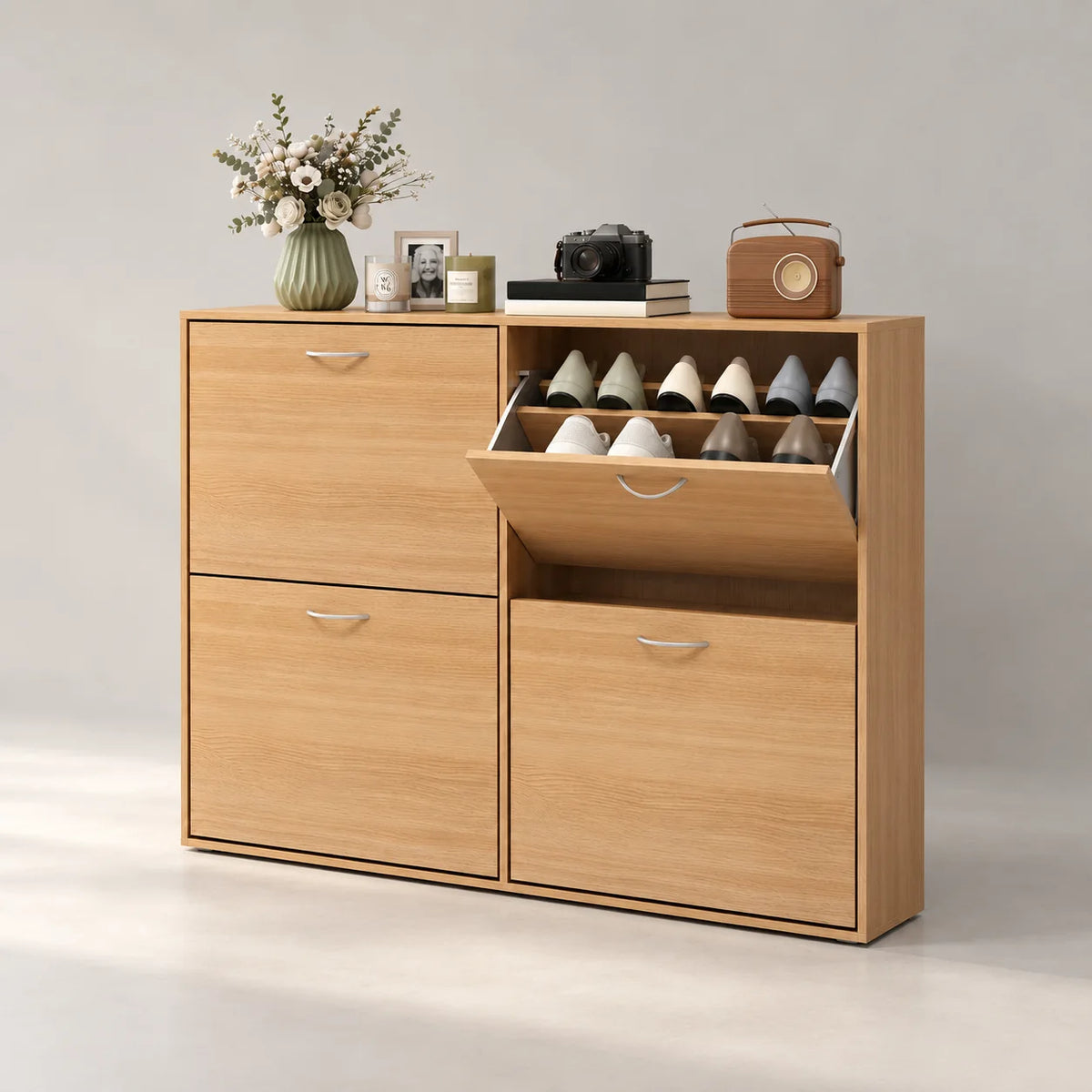 Vue de trois quarts du meuble à chaussures bas en bois naturel avec tiroir supérieur ouvert