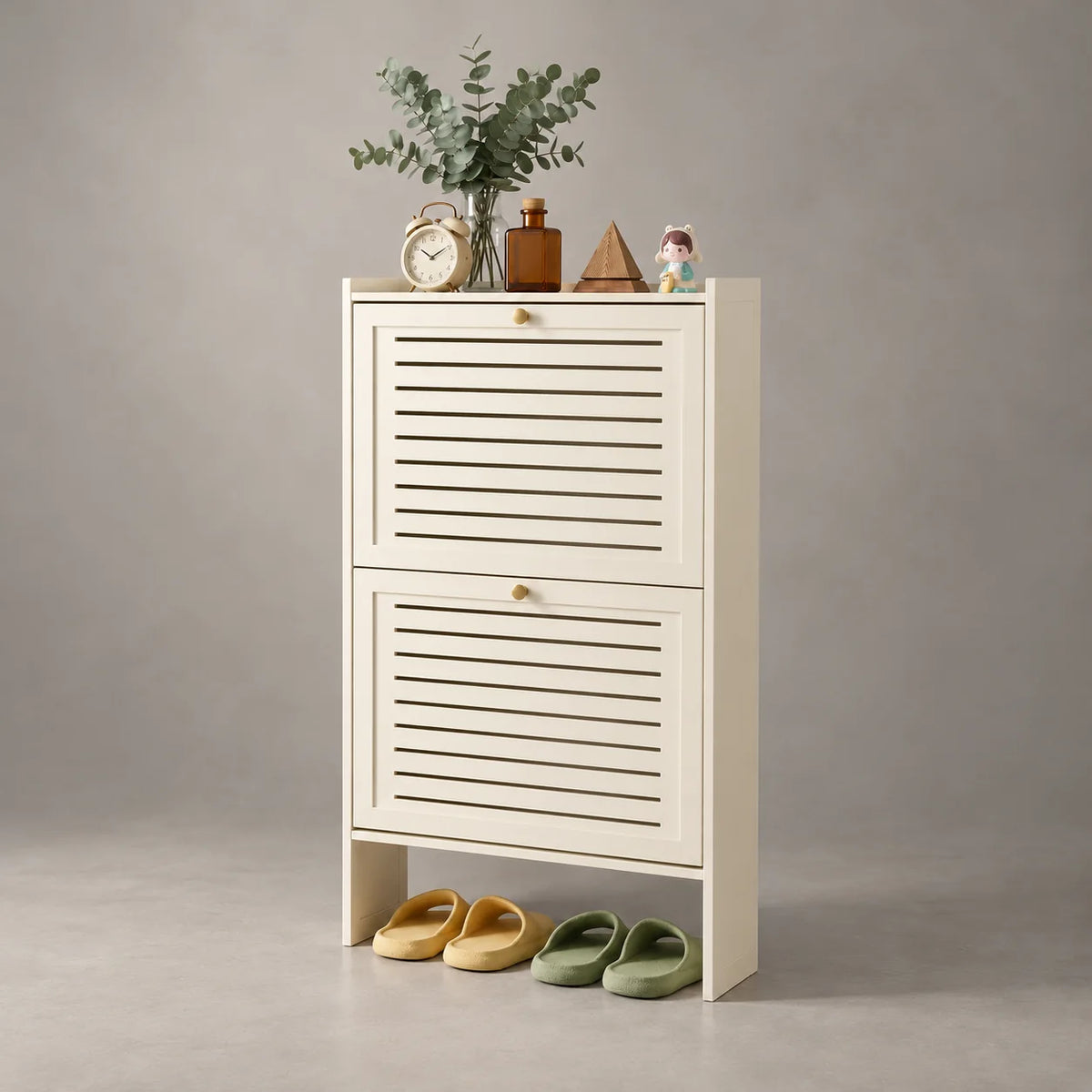 Vue de trois quarts du meuble à chaussures fin blanc crème montrant sa faible profondeur