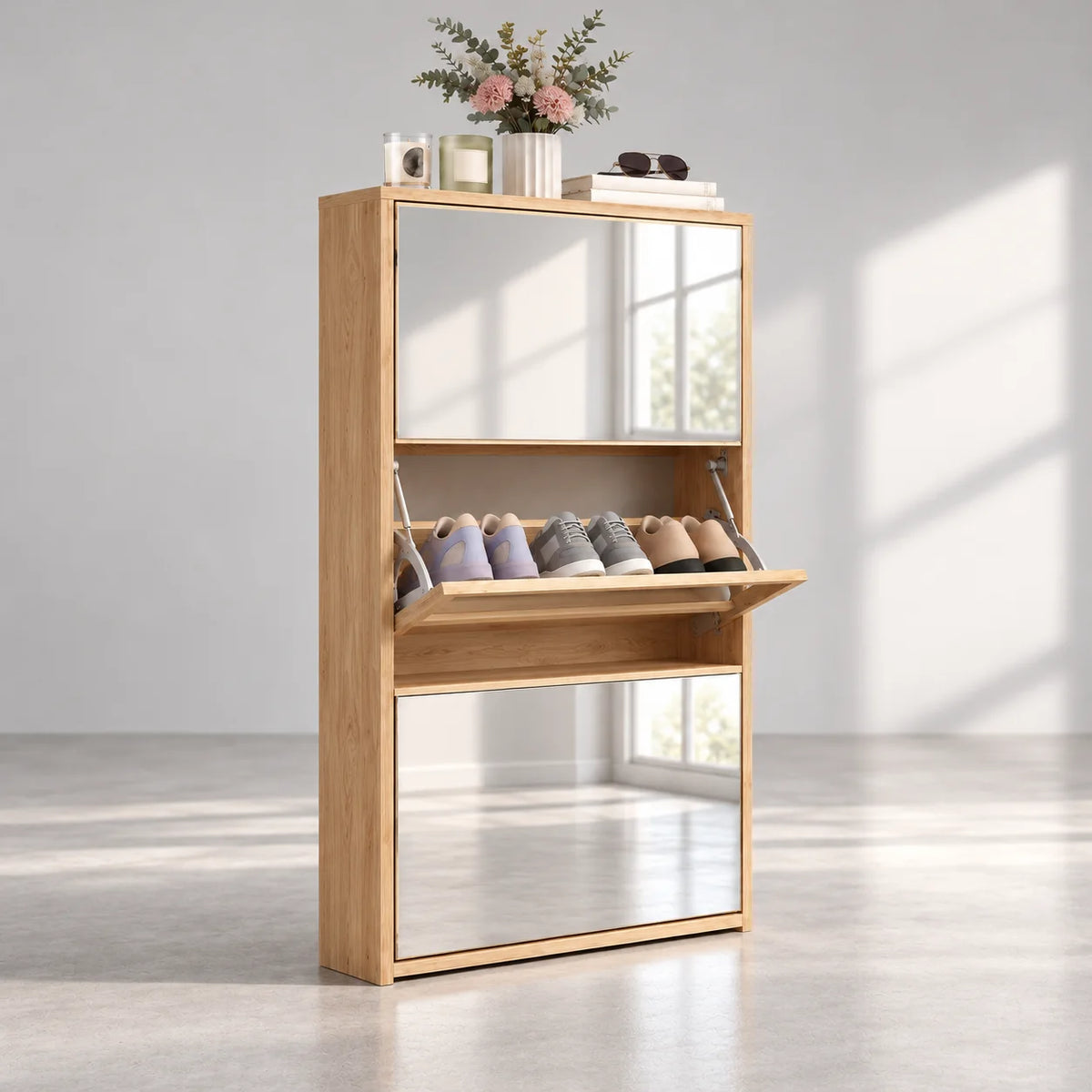 Vue de trois quarts du meuble à chaussures en bois clair avec miroirs et faible profondeur