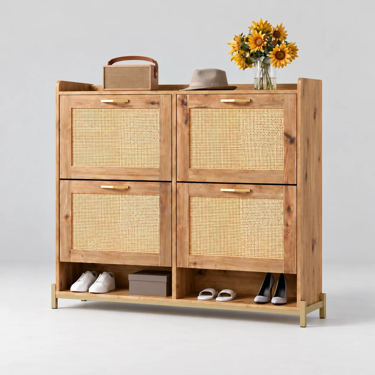 Vue de trois quarts du meuble à chaussures en bois et cannage montrant sa profondeur