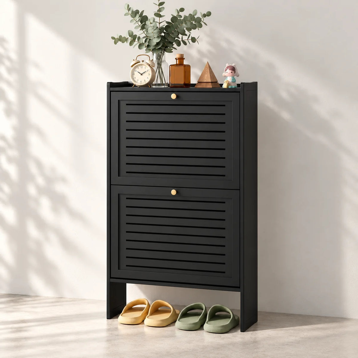 Vue de trois quarts du meuble à chaussures fin noir montrant sa faible profondeur
