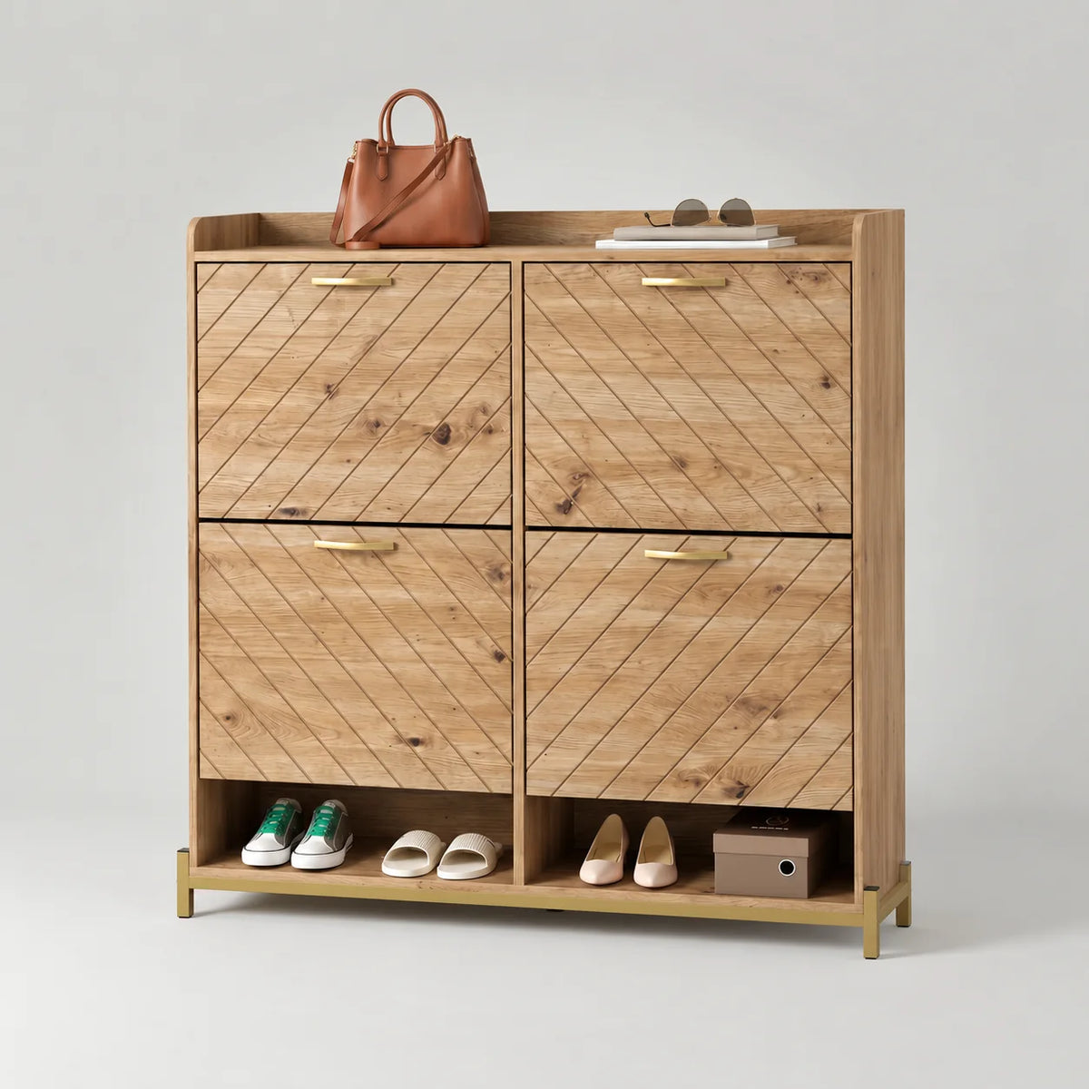 Vue de trois quarts du meuble à chaussures en bois beige montrant le côté et le plateau supérieur