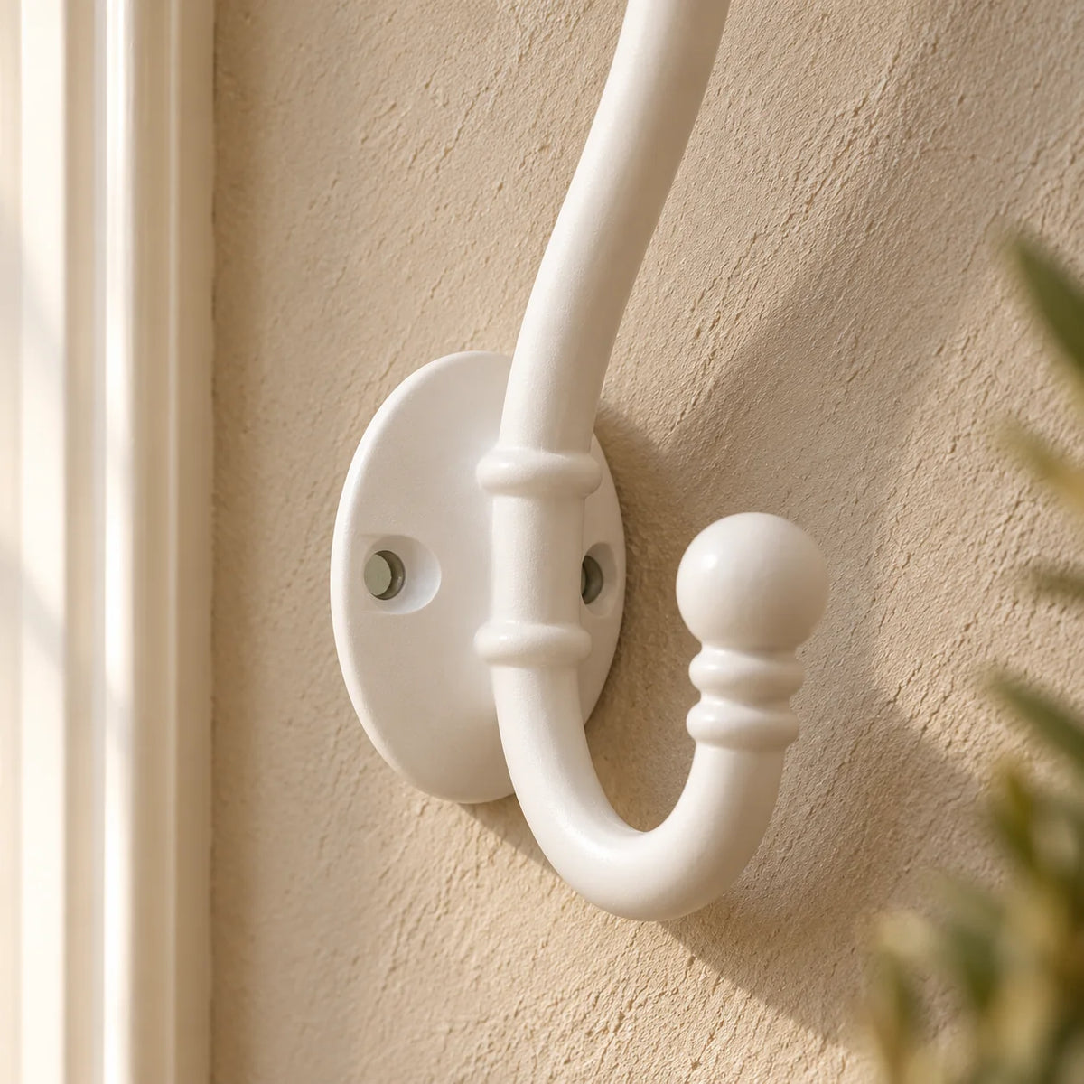 Gros plan de la plaque ovale et du crochet inférieur blanc