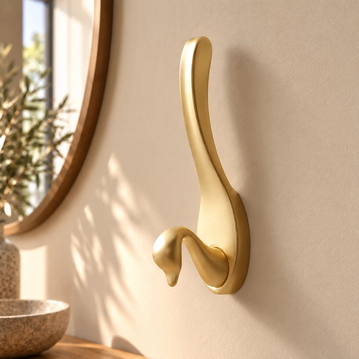 Détail de la patère cygne doré champagne Grand, de sa plaque verticale et de son crochet