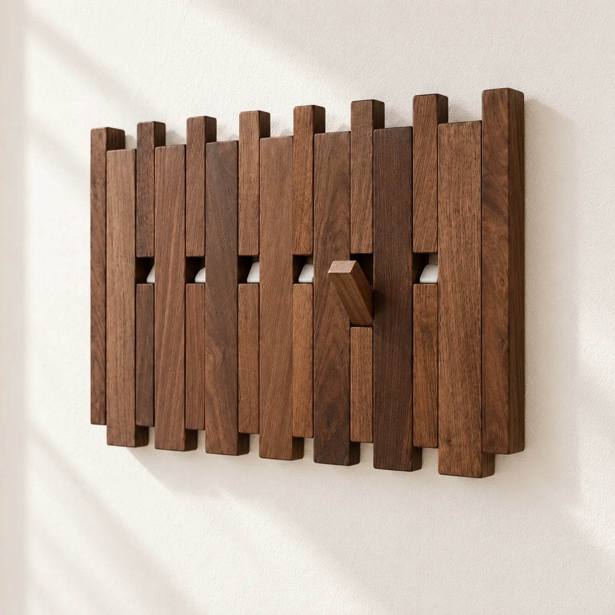 Vue en angle du porte-manteau mural carré en bois foncé avec un crochet ouvert