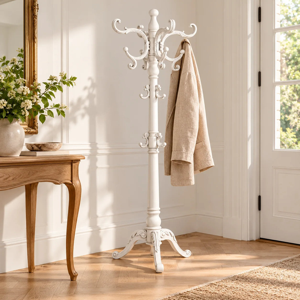 Porte-manteau perroquet blanc avec un manteau dans une entrée lumineuse