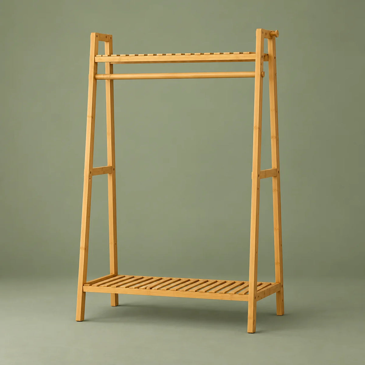 Structure du dressing porte-manteau en bois clair, vue de face sur fond vert sauge