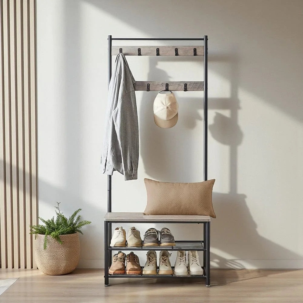 Meuble d’entrée avec patères, banquette et chaussures dans un décor naturel