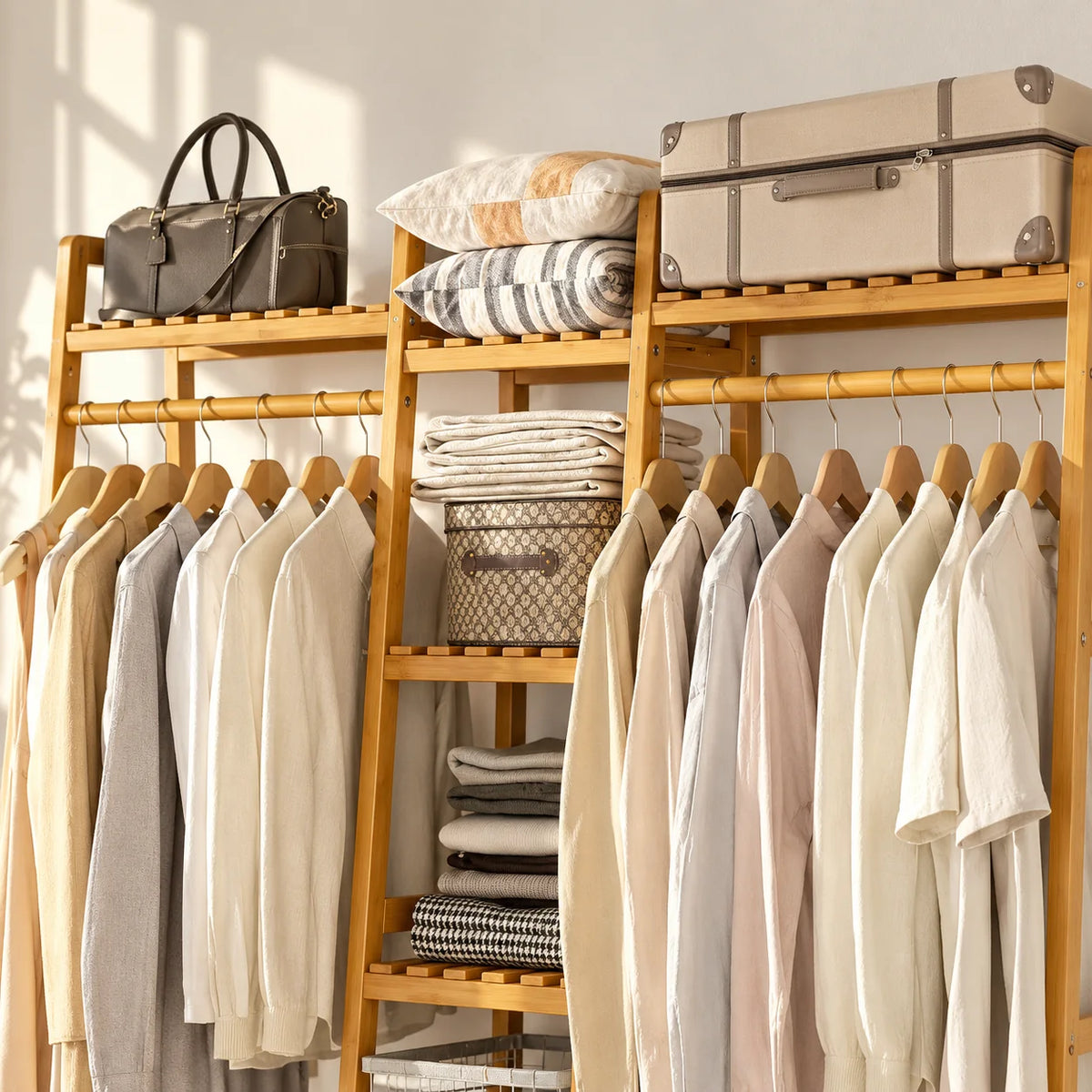 Détail des deux penderies et des rangements hauts du dressing en bois clair