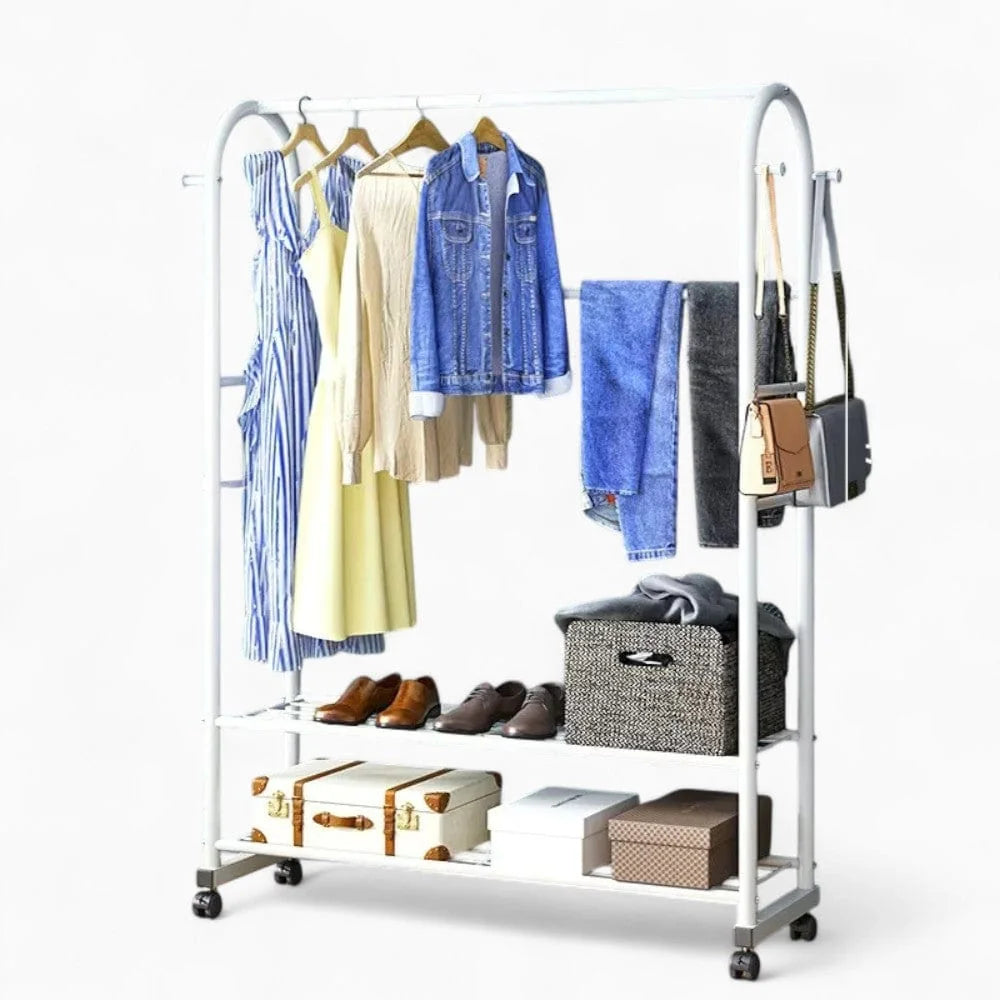 Photo originale du portant blanc Luxe avec vêtements, sacs et chaussures