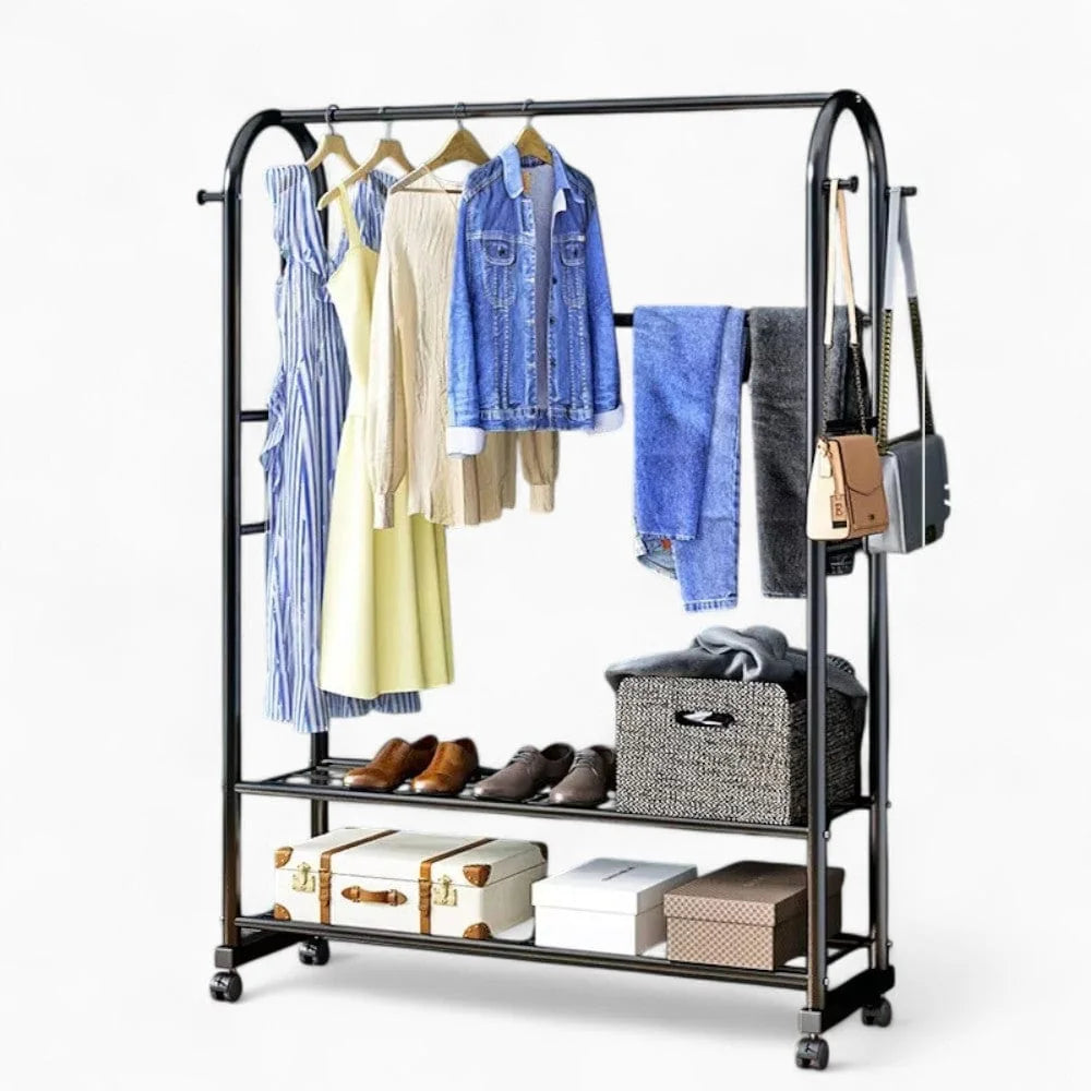 Photo originale du portant noir Luxe avec vêtements, sacs et chaussures
