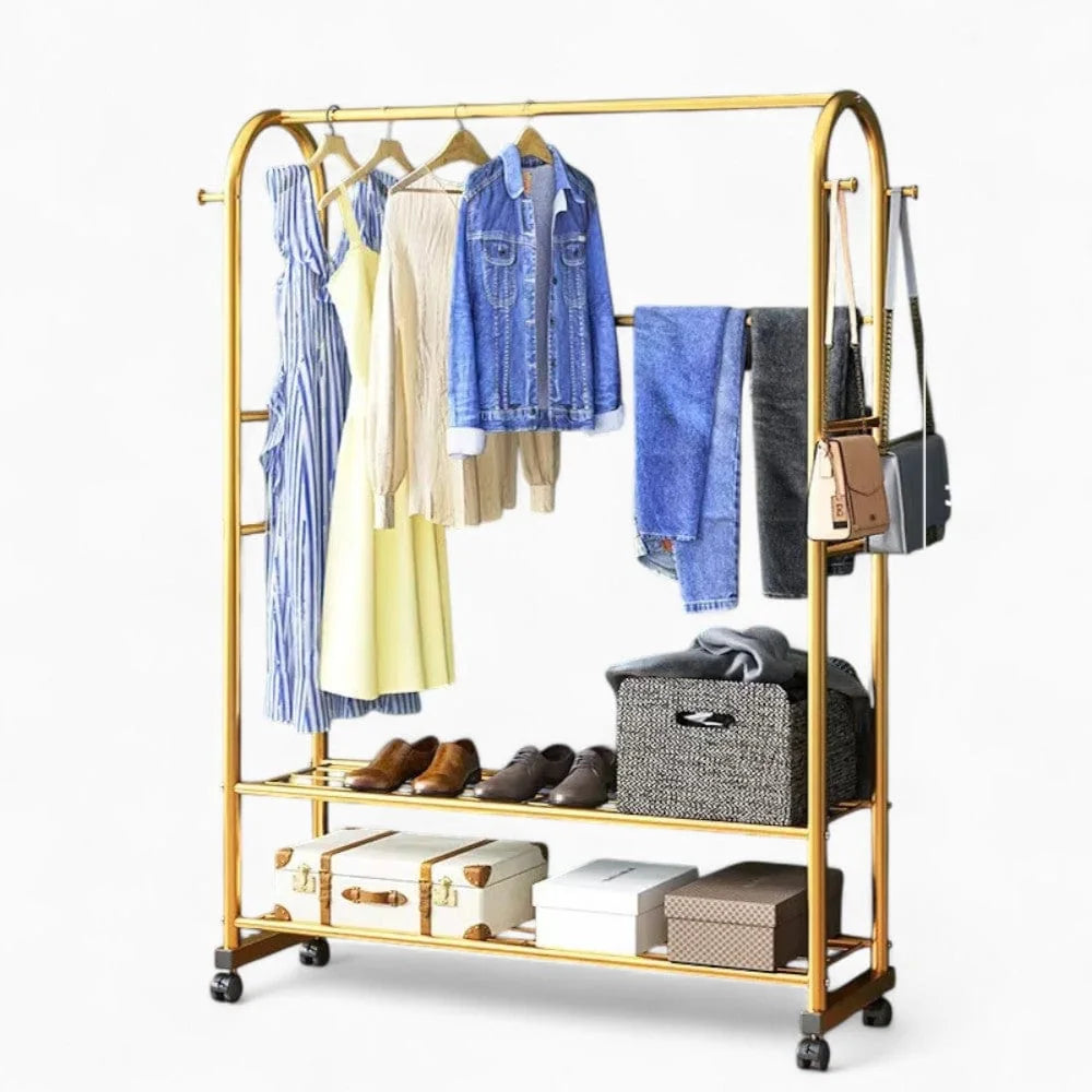 Photo originale du portant à vêtements doré Luxe Or avec vêtements et chaussures