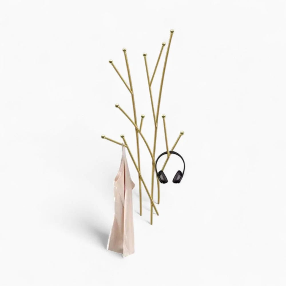 Porte-manteau mural Branches doré avec sac et casque sur fond clair