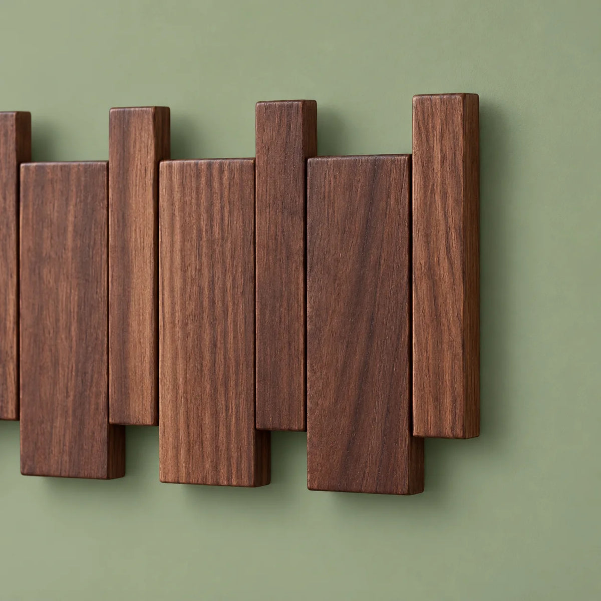Gros plan de l’extrémité droite et du grain du porte-manteau compact en bois foncé