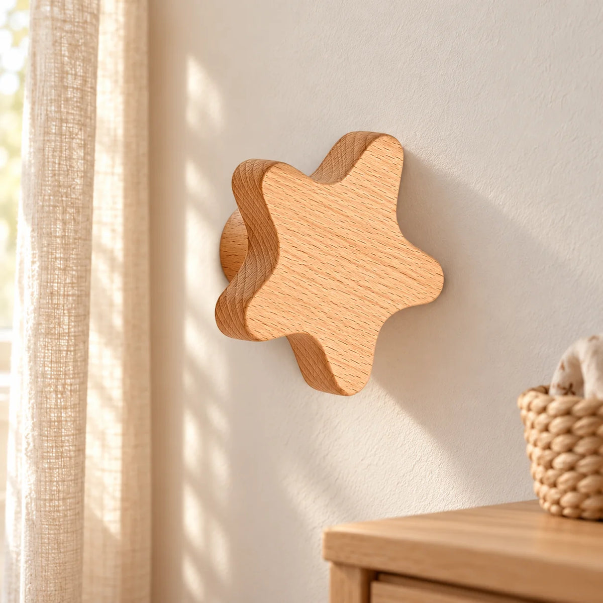 Gros plan de la patère étoile et de son grain de bois naturel sur le mur