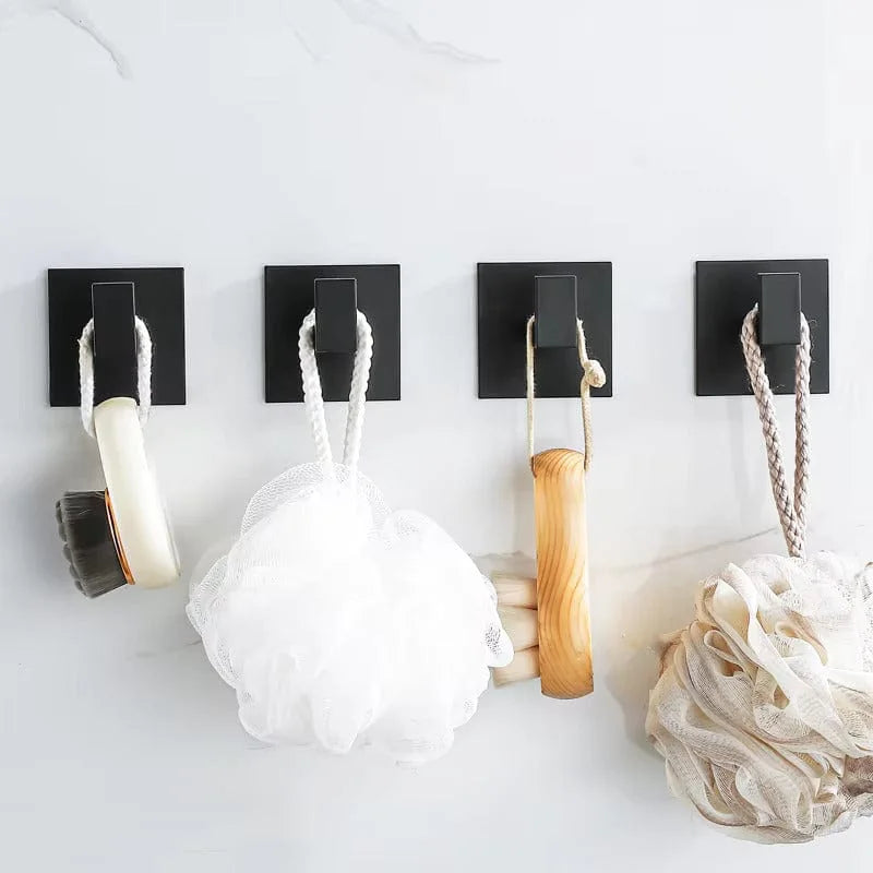 Photo originale de quatre patères noires en salle de bain