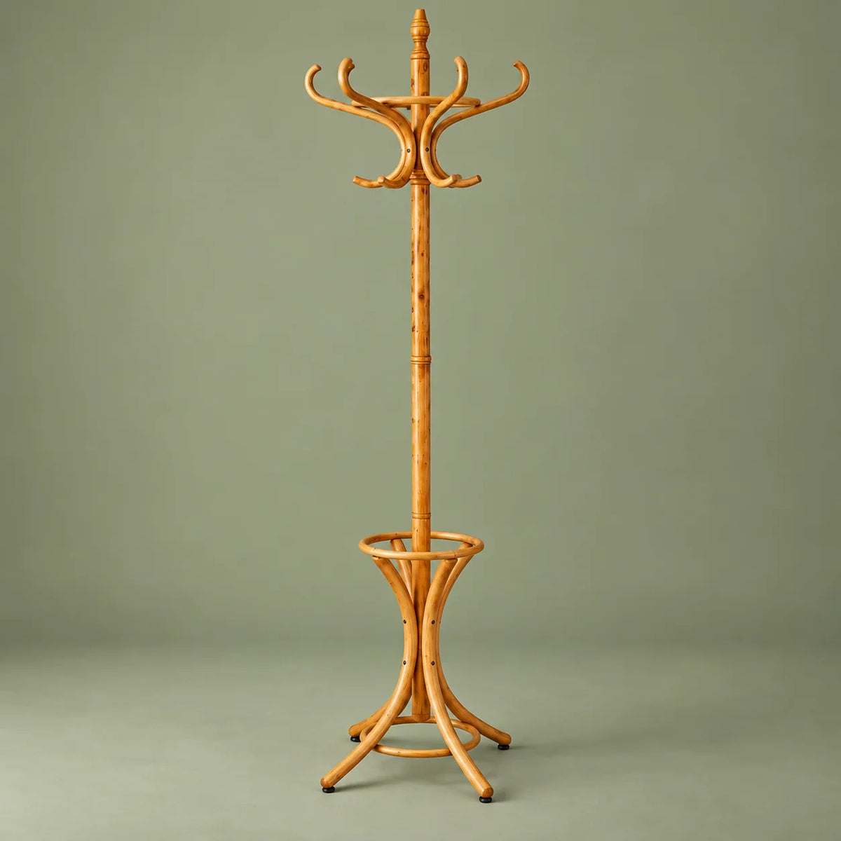 Porte-manteau perroquet en bois clair, vue complète sur fond vert sauge