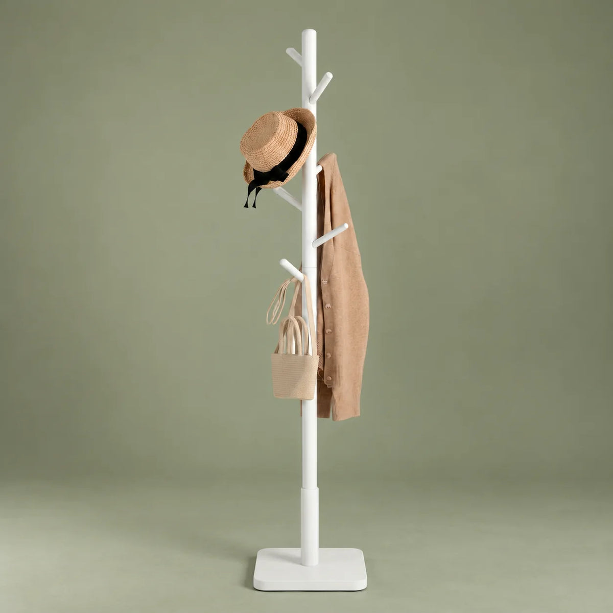 Porte-manteau arbre blanc avec chapeau et gilet, vue entière sur fond vert sauge