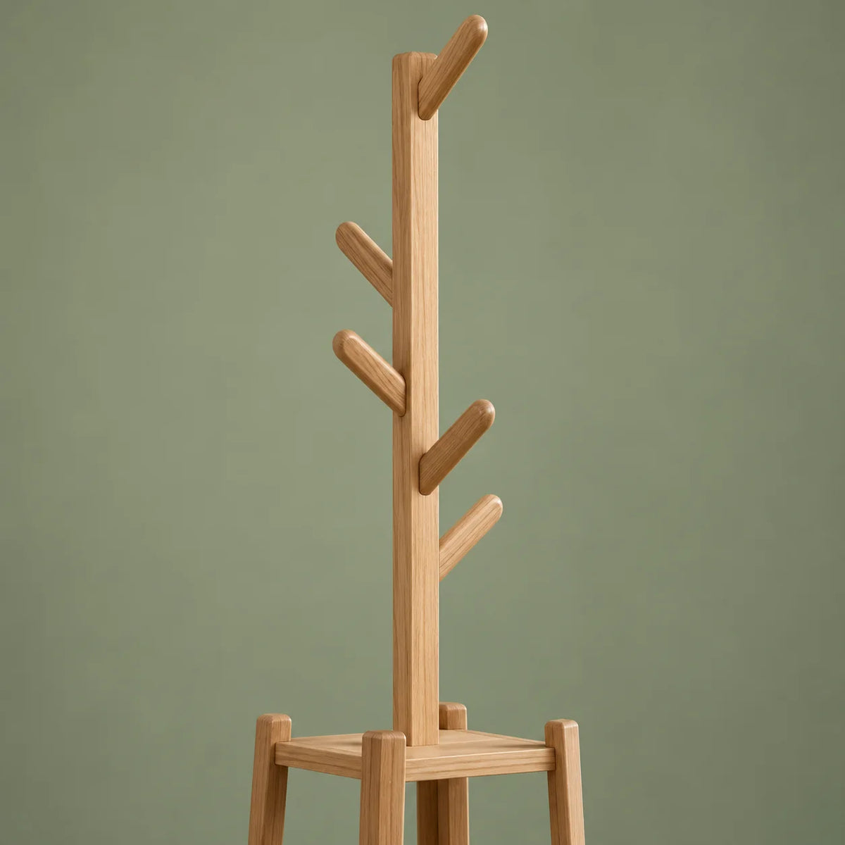 Détail des cinq branches en bois naturel du porte-manteau sur pied sur fond vert