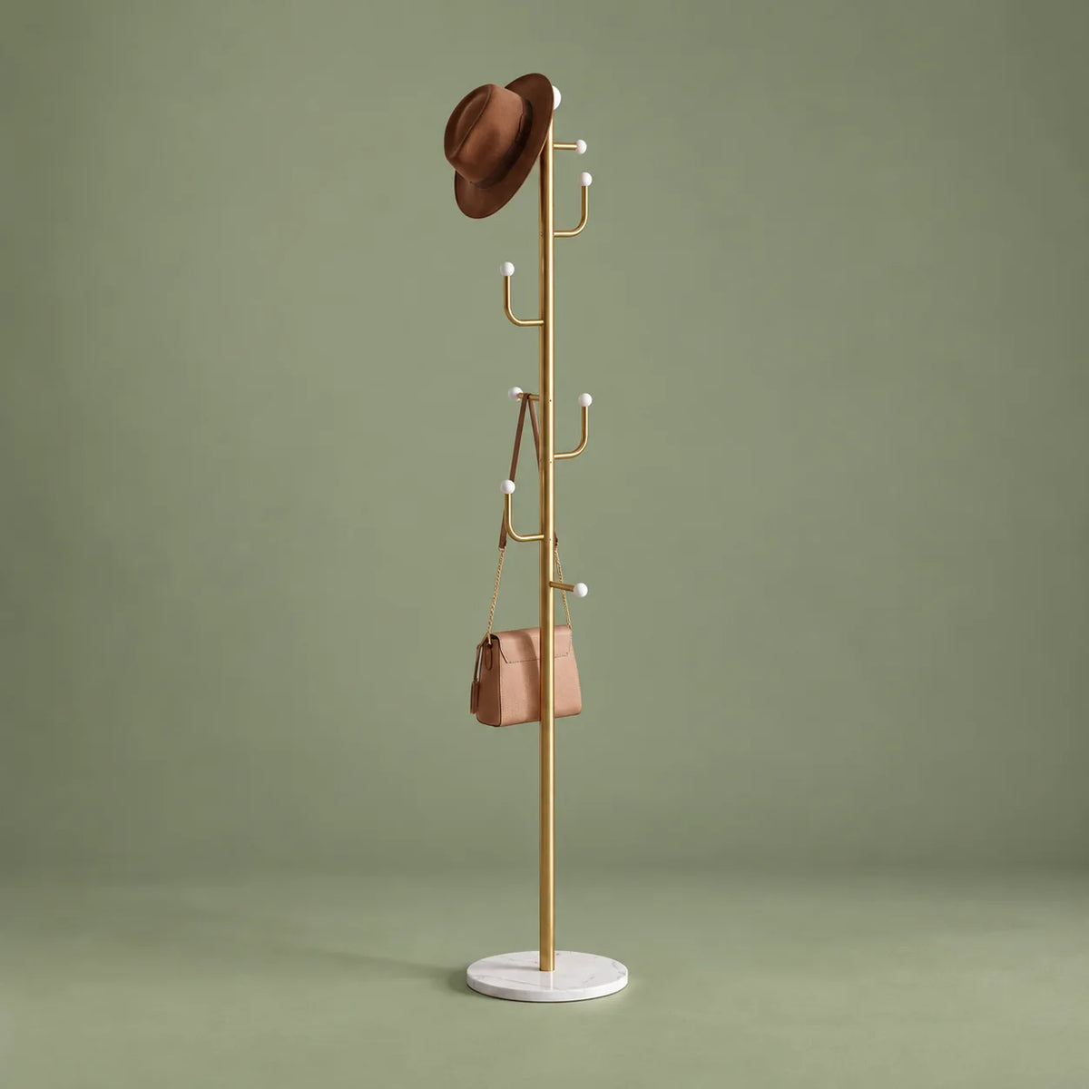 Porte-manteau à branches dorées, vue entière sur fond vert sauge