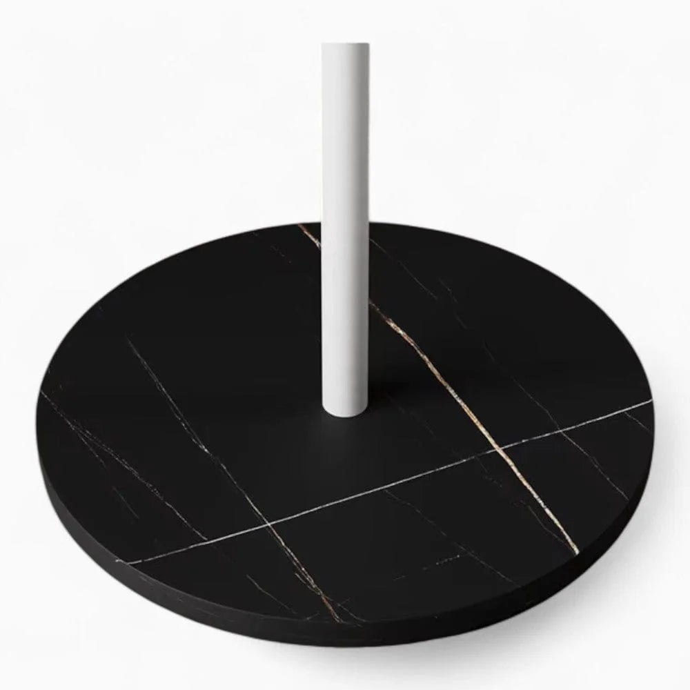 Détail original de la base ronde en marbre noir avec pied blanc du porte-manteau