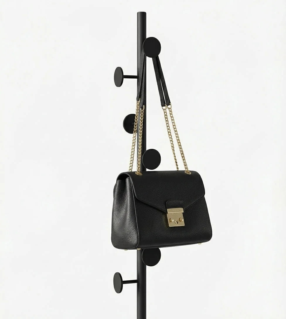 Détail original des patères rondes noires du porte-manteau champignon