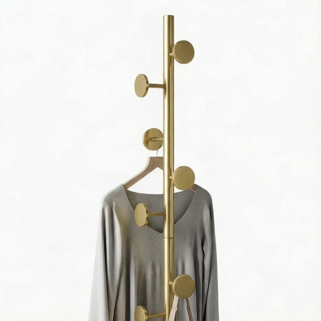 Détail original des patères rondes dorées du porte-manteau champignon