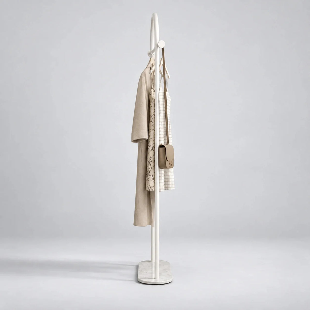 Porte-manteau courbé blanc vu de profil sur fond studio gris