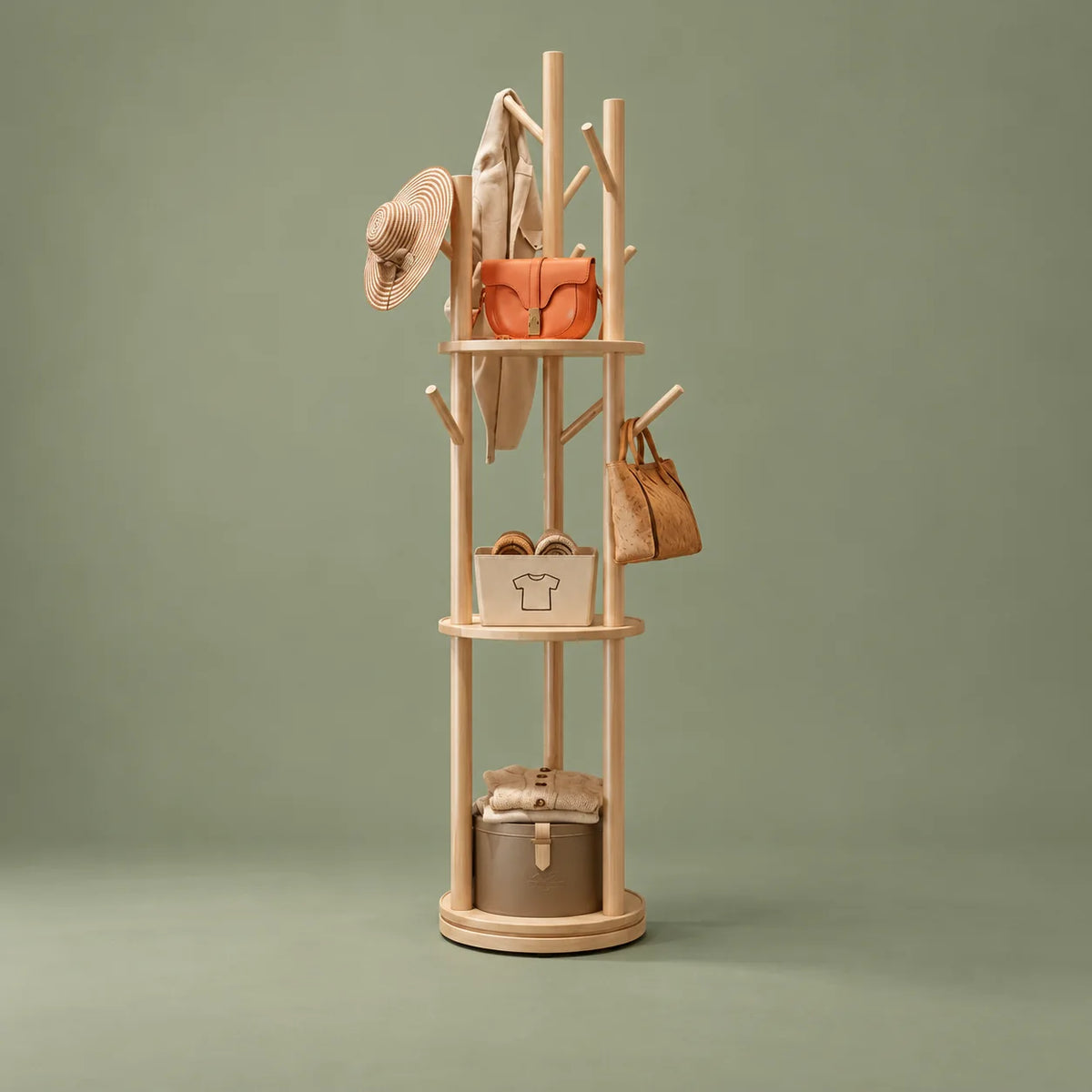 Porte-manteau à grandes branches en bois clair, vue entière sur fond vert sauge