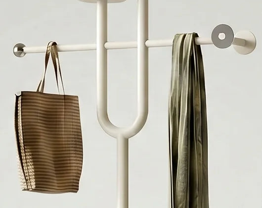 Détail de la branche blanche en U, de la traverse et des points de suspension du sac et de l’écharpe