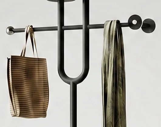 Détail de la branche noire en U, de la traverse et des points de suspension du sac et de l’écharpe