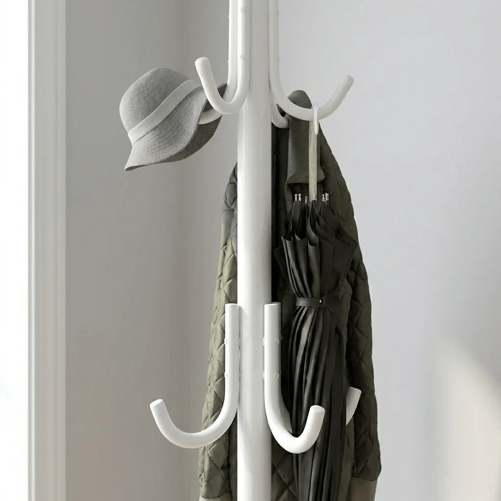 Gros plan des crochets courbés du porte-manteau perroquet blanc