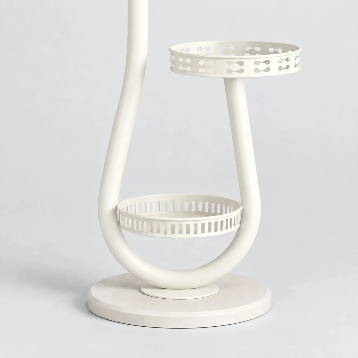 Détail du plateau perforé, du panier bas et du socle rond du porte-manteau blanc
