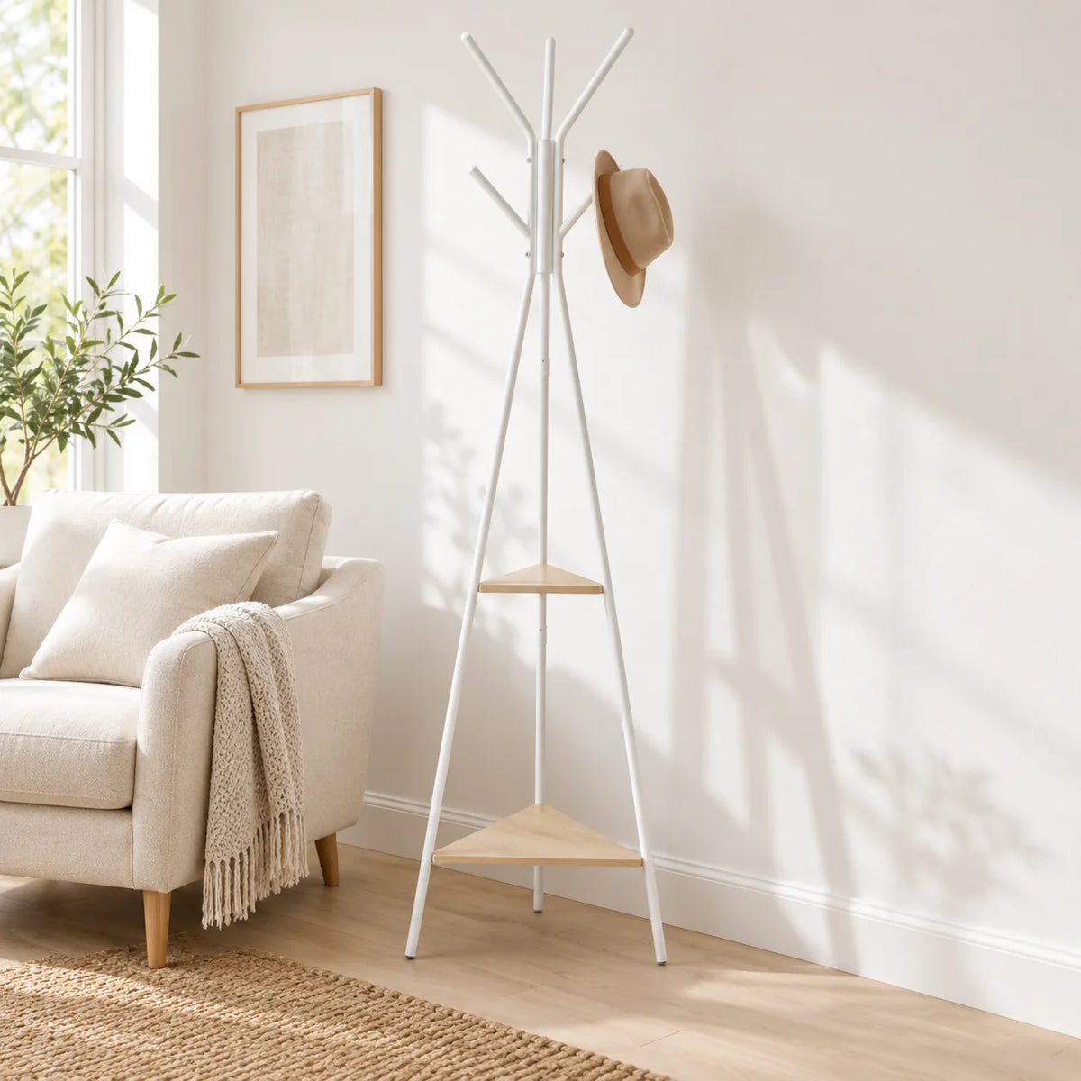 Porte-manteau trépied blanc dans un salon lumineux