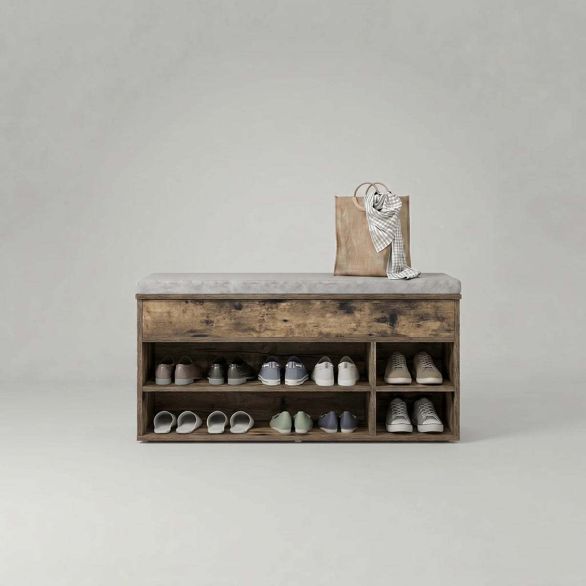 Photo originale du banc à chaussures en bois marron foncé avec coussin gris
