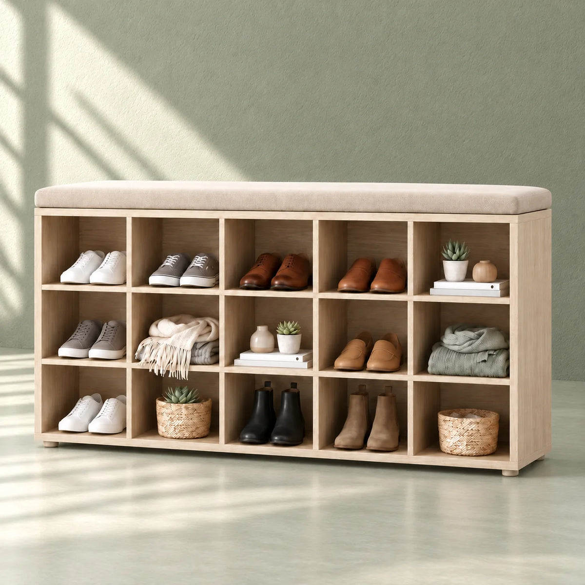 Vue de trois quarts droite du banc à chaussures beige sur fond vert sauge