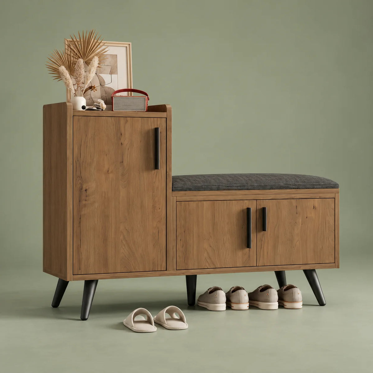 Vue de trois quarts du banc à chaussures marron avec placard et assise grise