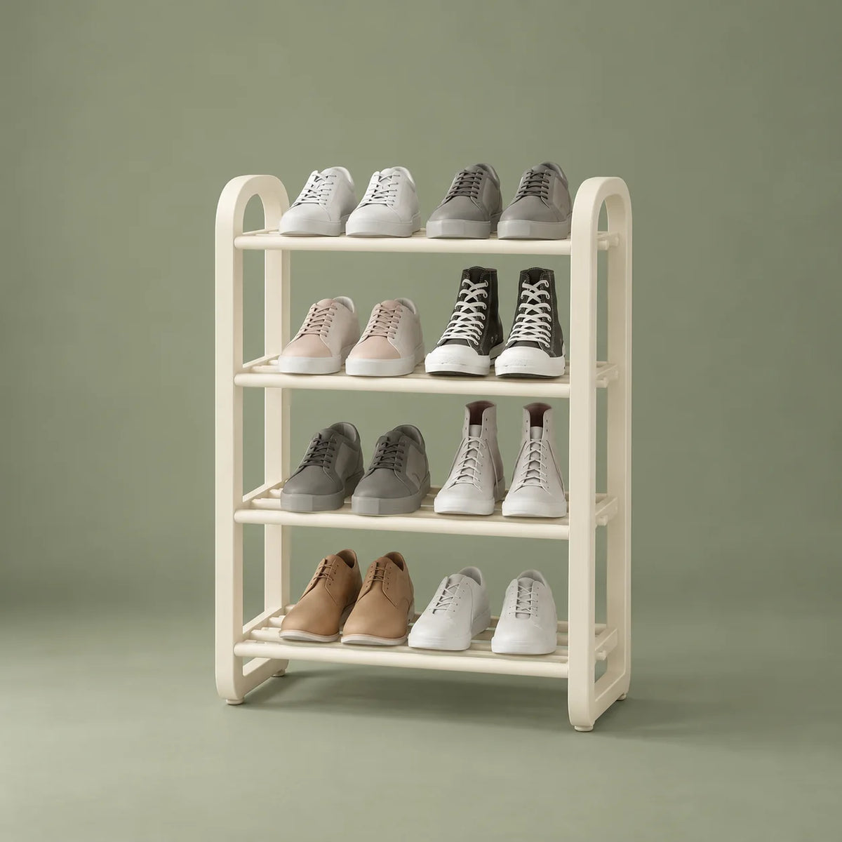 Vue de trois quarts droite de l’étagère à chaussures blanche à quatre niveaux sur fond vert sauge