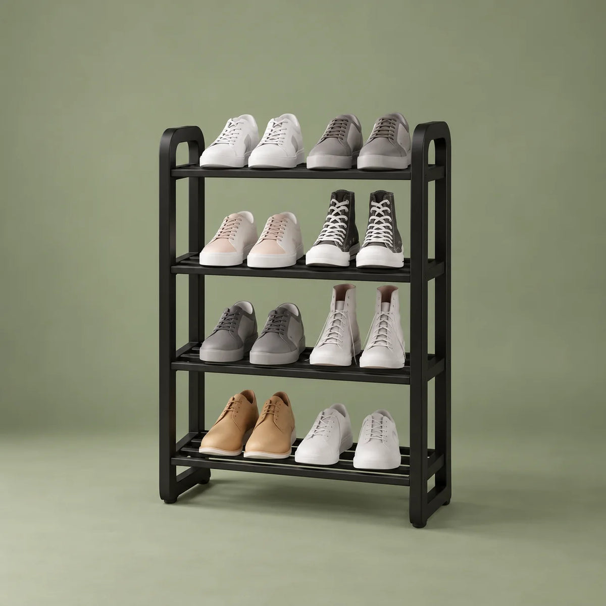Vue de trois quarts droite de l’étagère à chaussures noire à quatre niveaux sur fond vert sauge