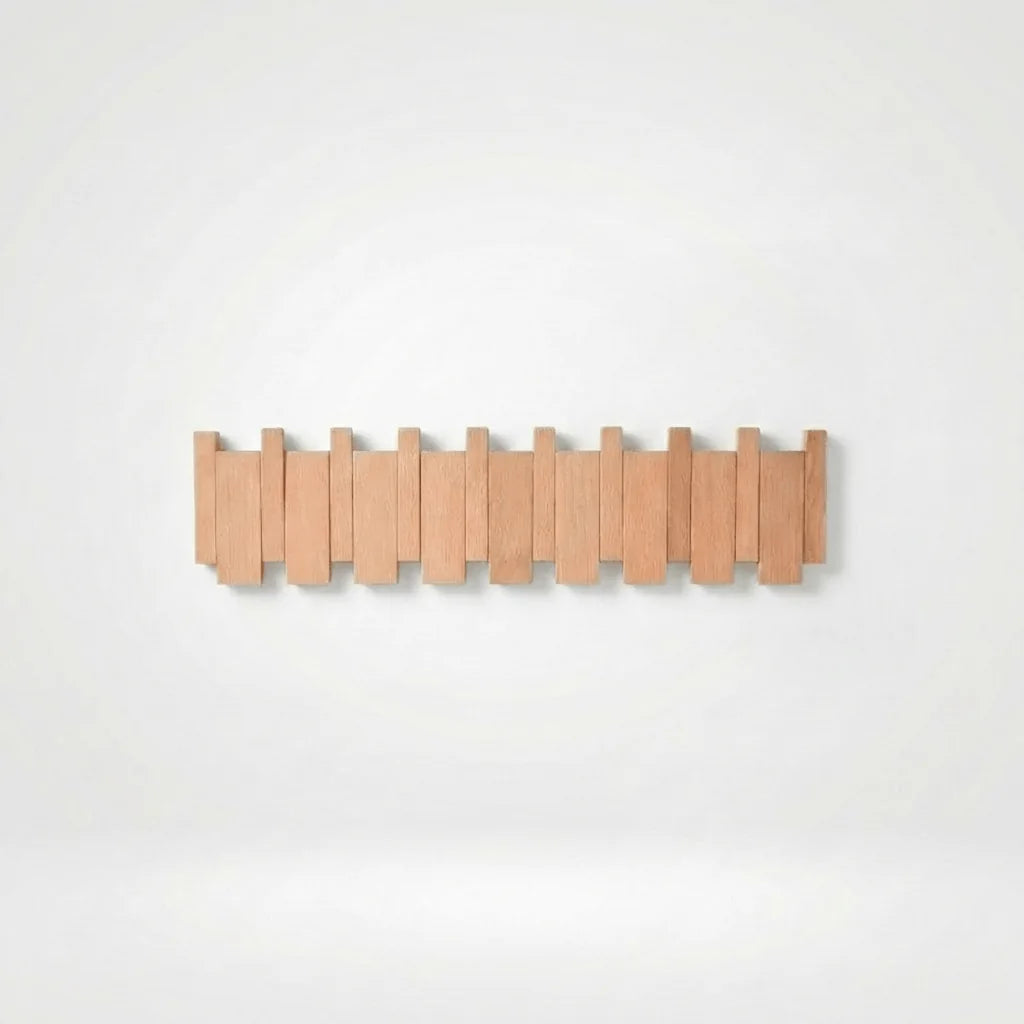 Photo originale du grand porte-manteau mural en bois clair aux crochets repliés