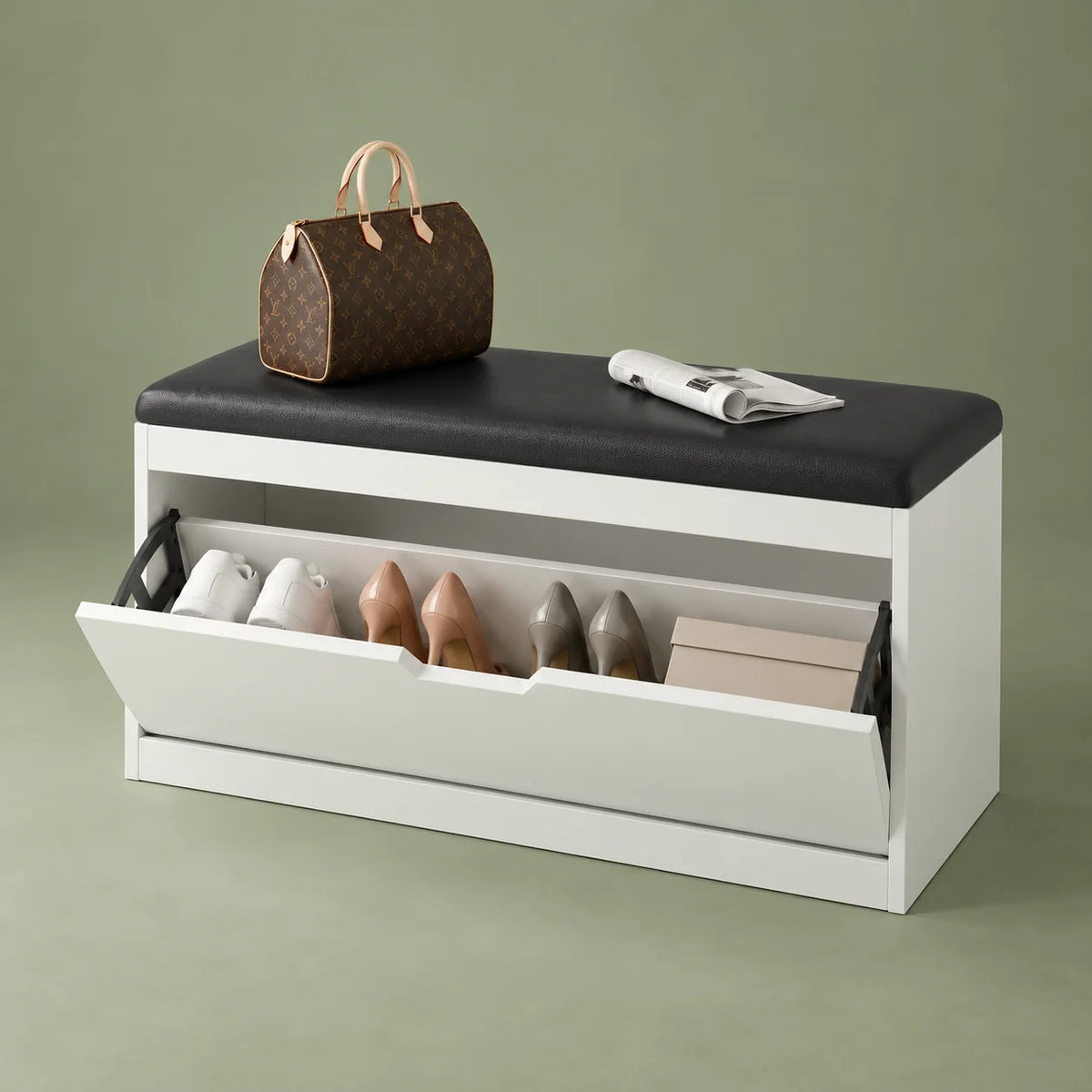 Vue de trois quarts du banc à chaussures blanc avec assise noire et abattant