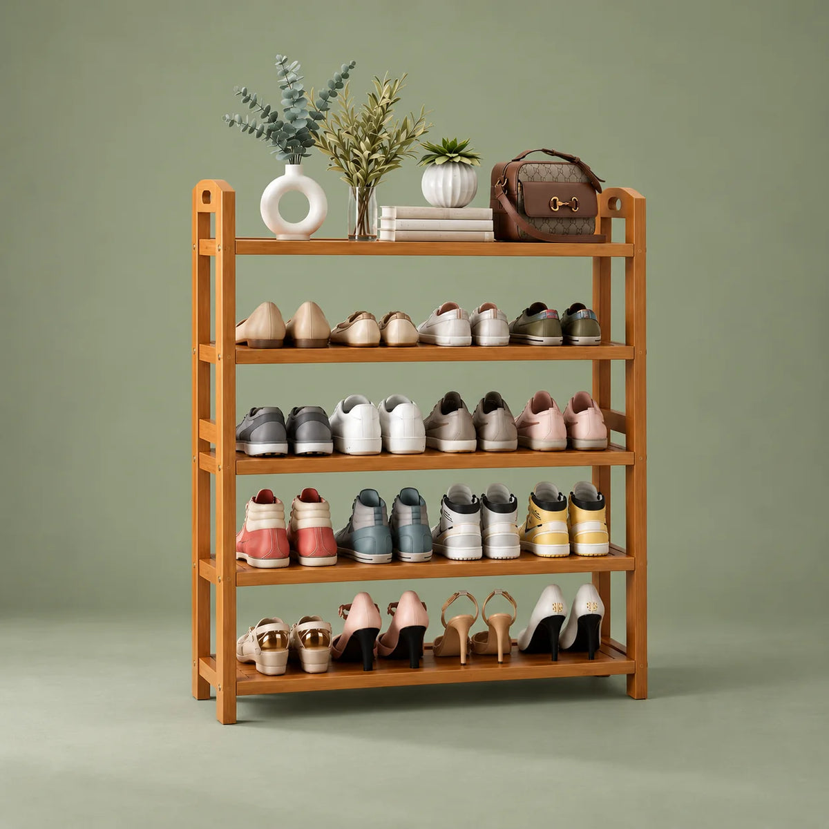 Meuble à chaussures en bois marron vu de trois quarts sur fond vert sauge