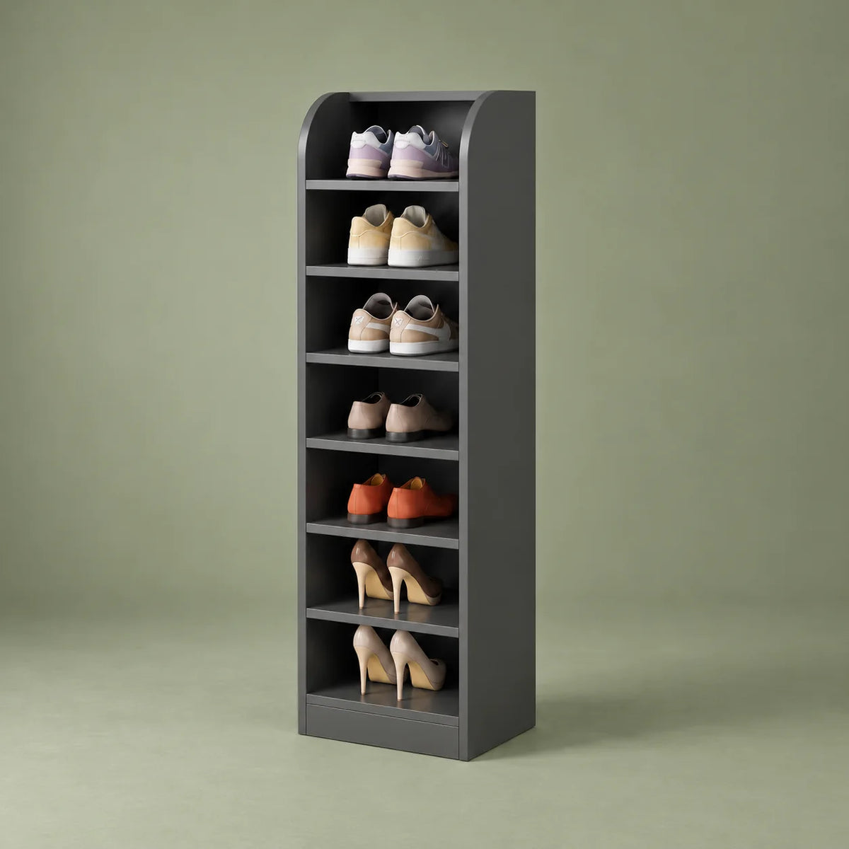 Vue de trois quarts droite du meuble à chaussures haut gris sur fond vert sauge