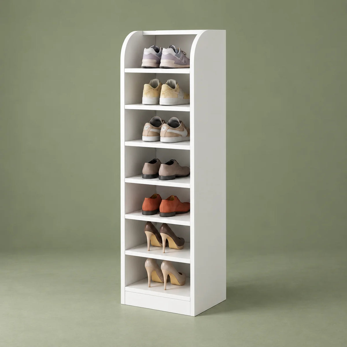 Vue de trois quarts droite du meuble à chaussures haut blanc sur fond vert sauge