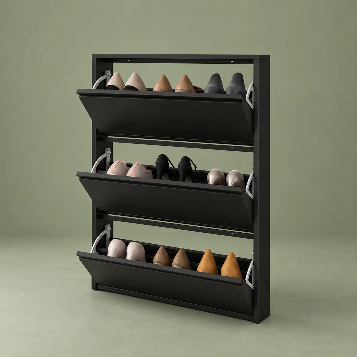 Vue de trois quarts droite du meuble à chaussures en métal noir sur fond vert sauge