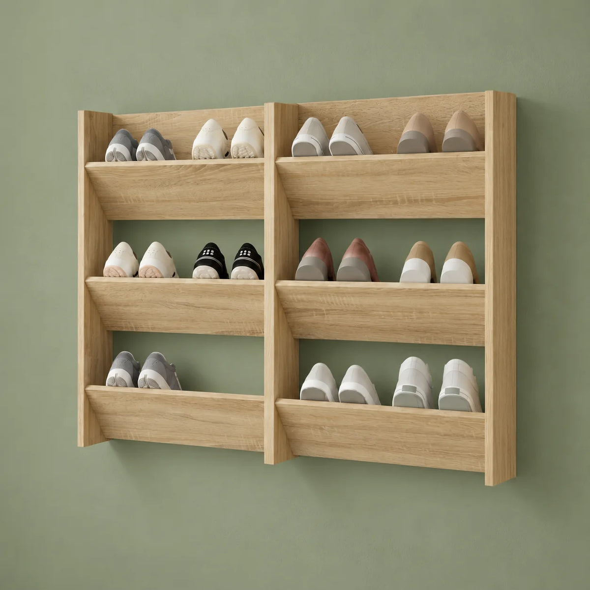 Vue de trois quarts droite du rangement mural à chaussures en bois clair sur fond vert sauge